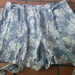 LC Lauren Conrad Shorts Women’s Large Pull On Blue Floral Chambray w/tie belt